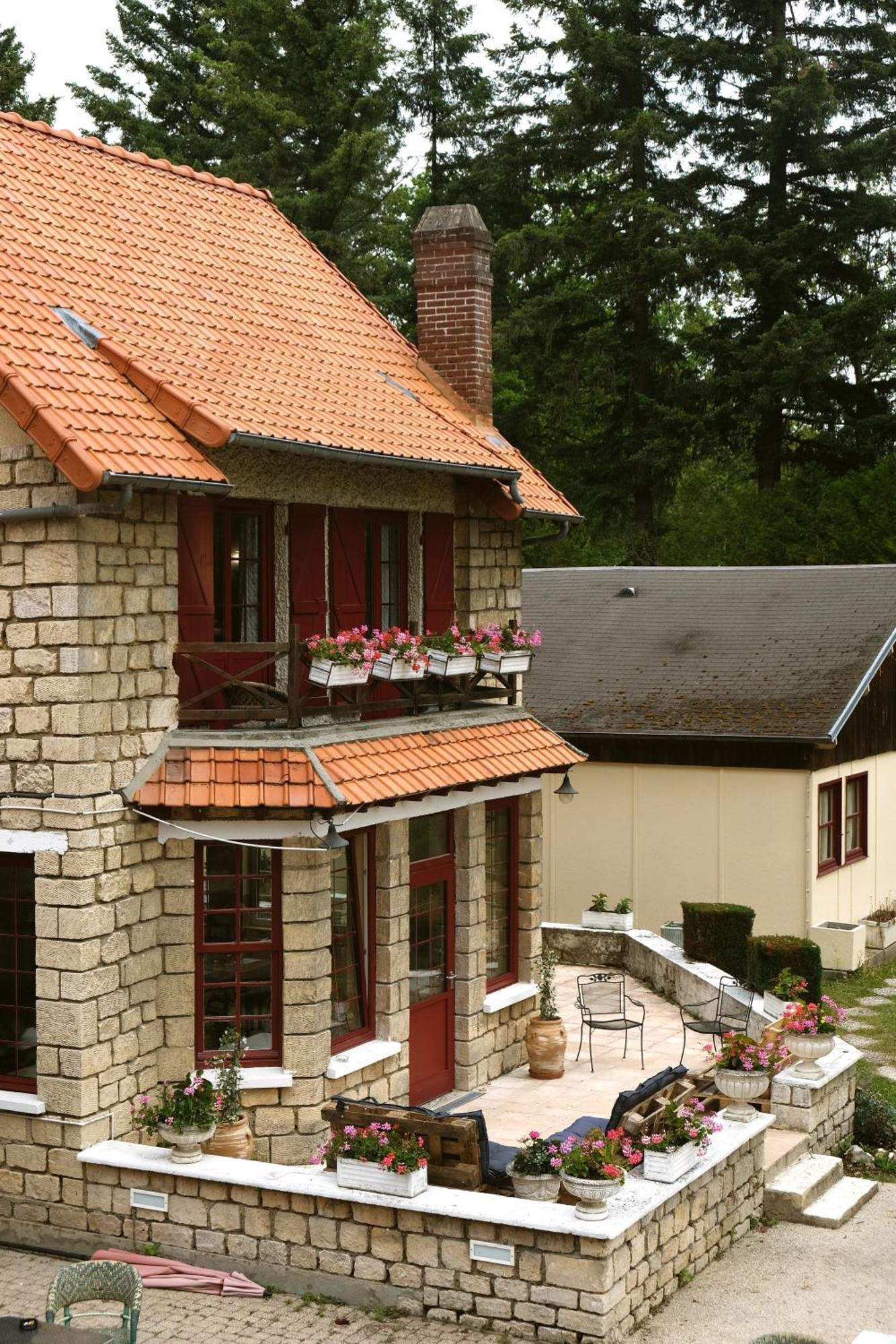 Hostellerie Du Lys Lamorlaye Exterior photo