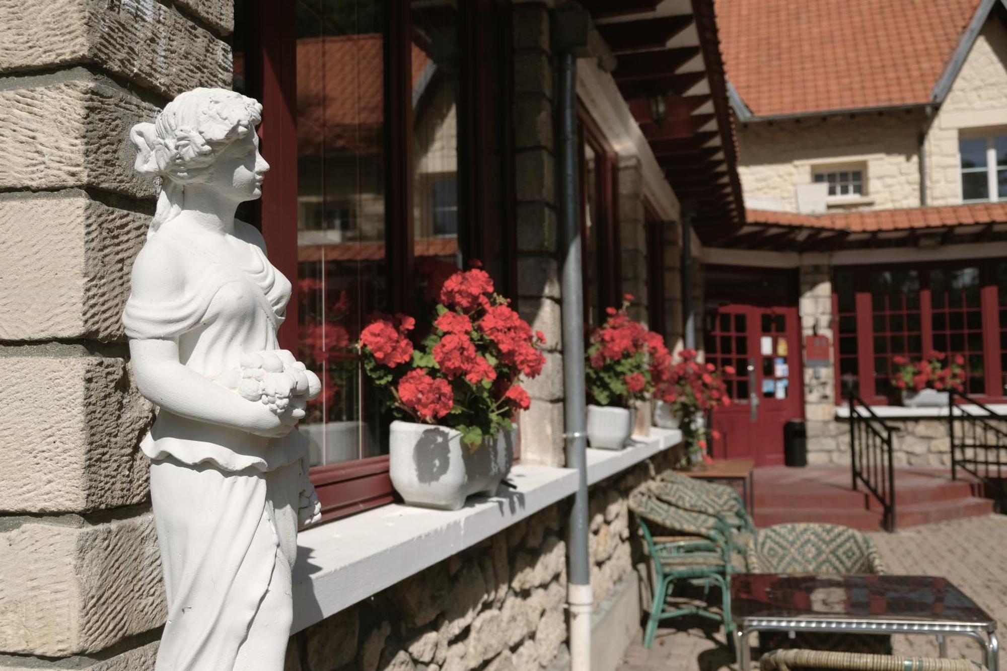 Hostellerie Du Lys Lamorlaye Exterior photo